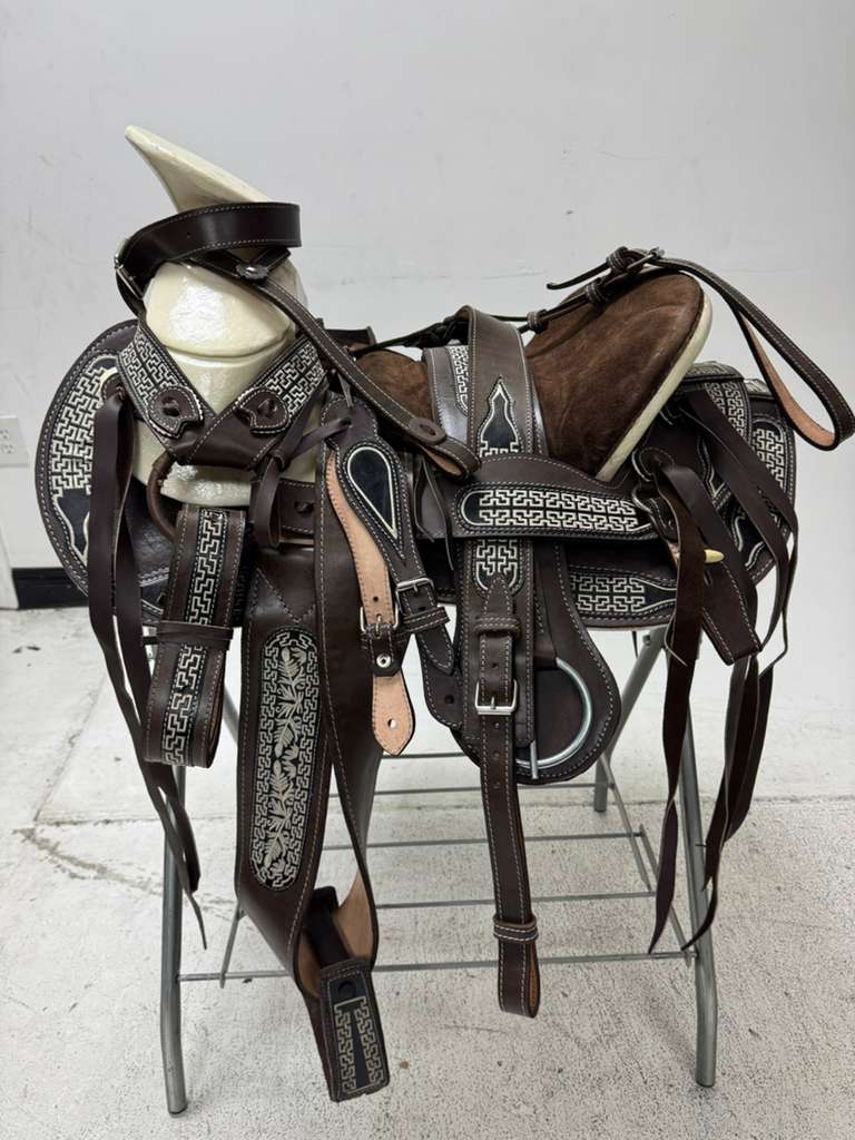 Charro Saddle 15.5” – Tierra Noble II Bordada – Set Completo