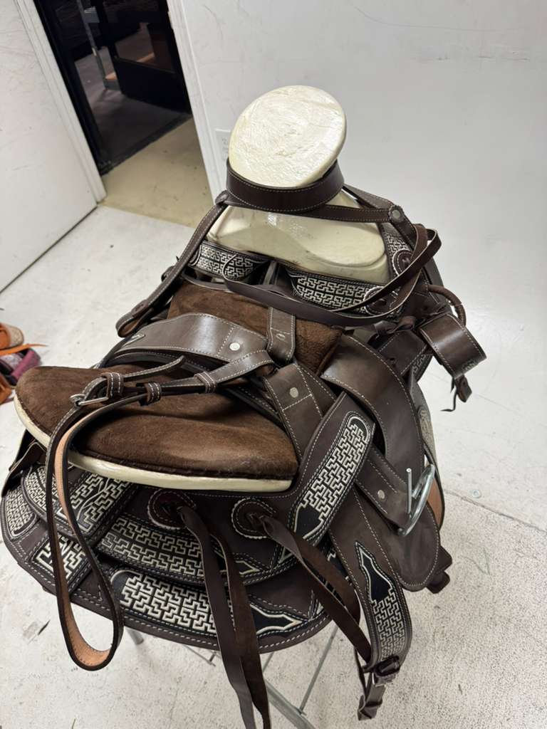 Charro Saddle 15.5” – Tierra Noble II Bordada – Set Completo