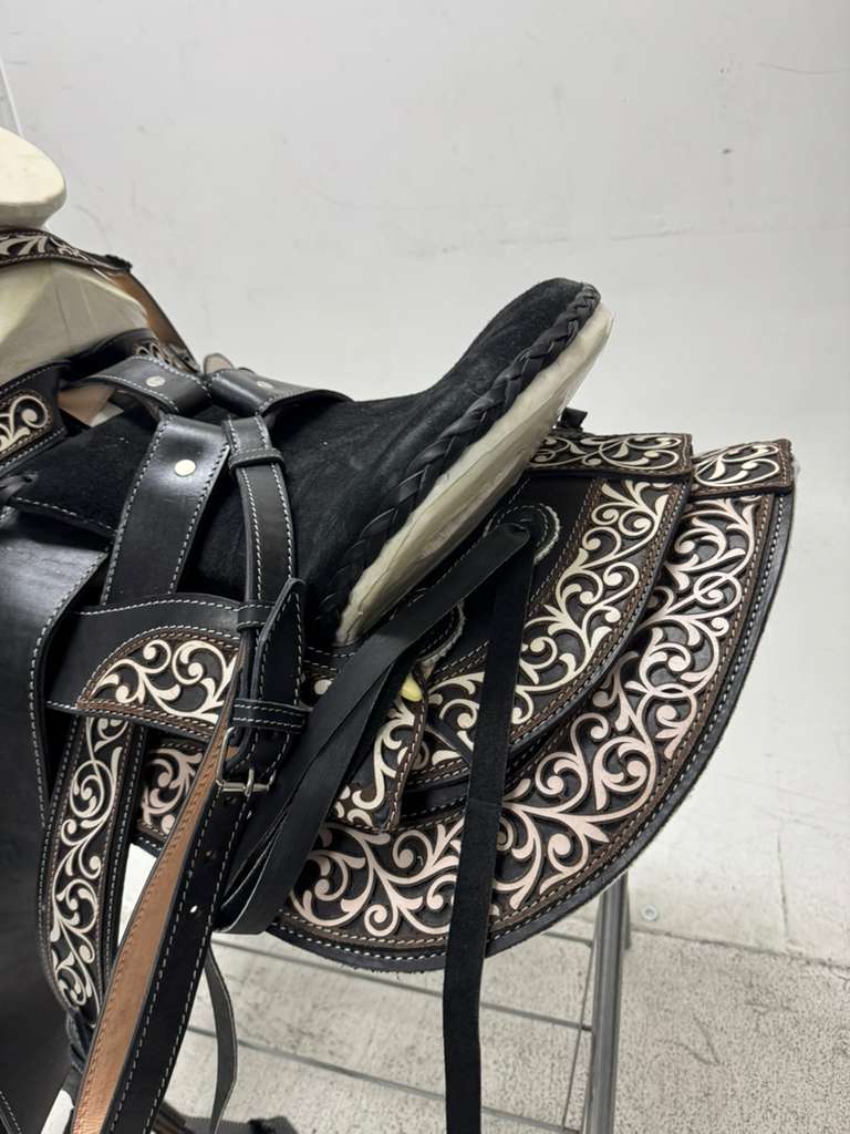 Charro Saddle 15.5” – Noir Cincelado Bordada – Set Completo