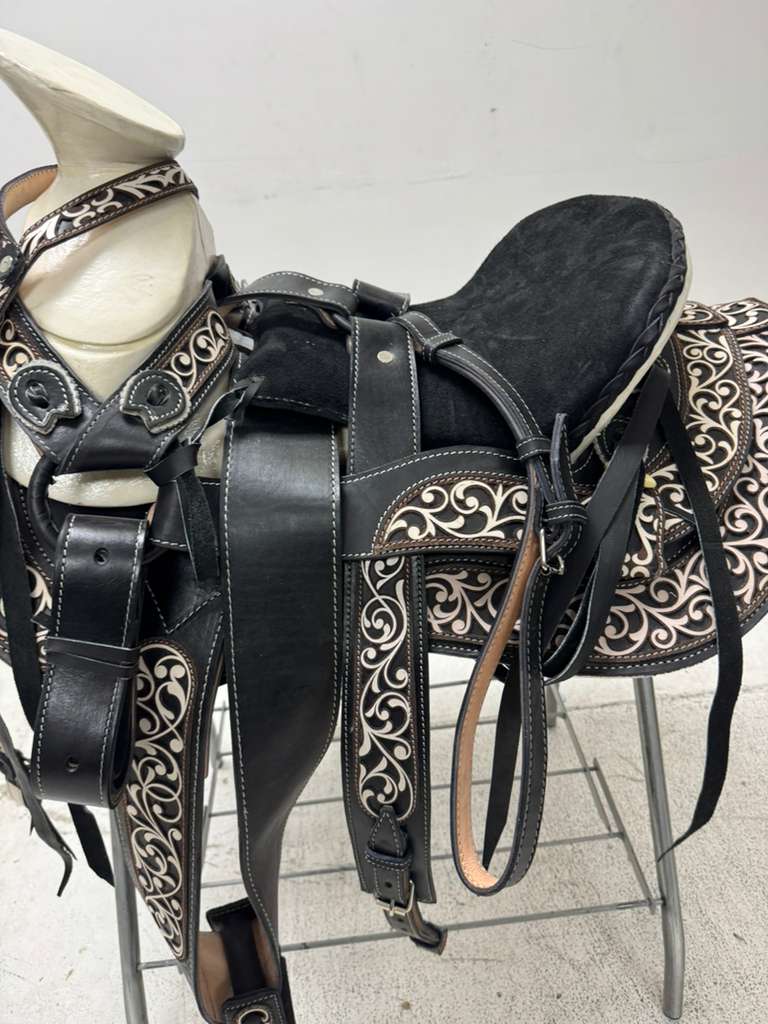 Charro Saddle 15.5” – Noir Cincelado Bordada – Set Completo