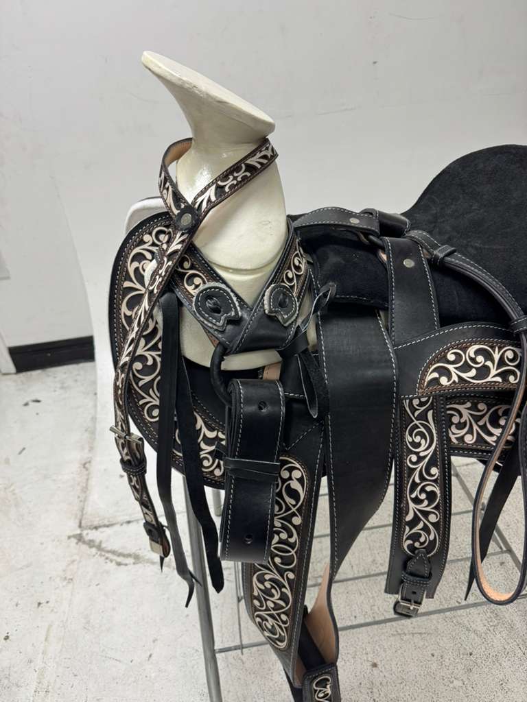 Charro Saddle 15.5” – Noir Cincelado Bordada – Set Completo