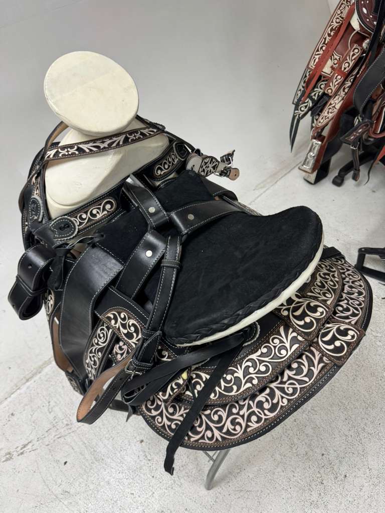 Charro Saddle 15.5” – Noir Cincelado Bordada – Set Completo