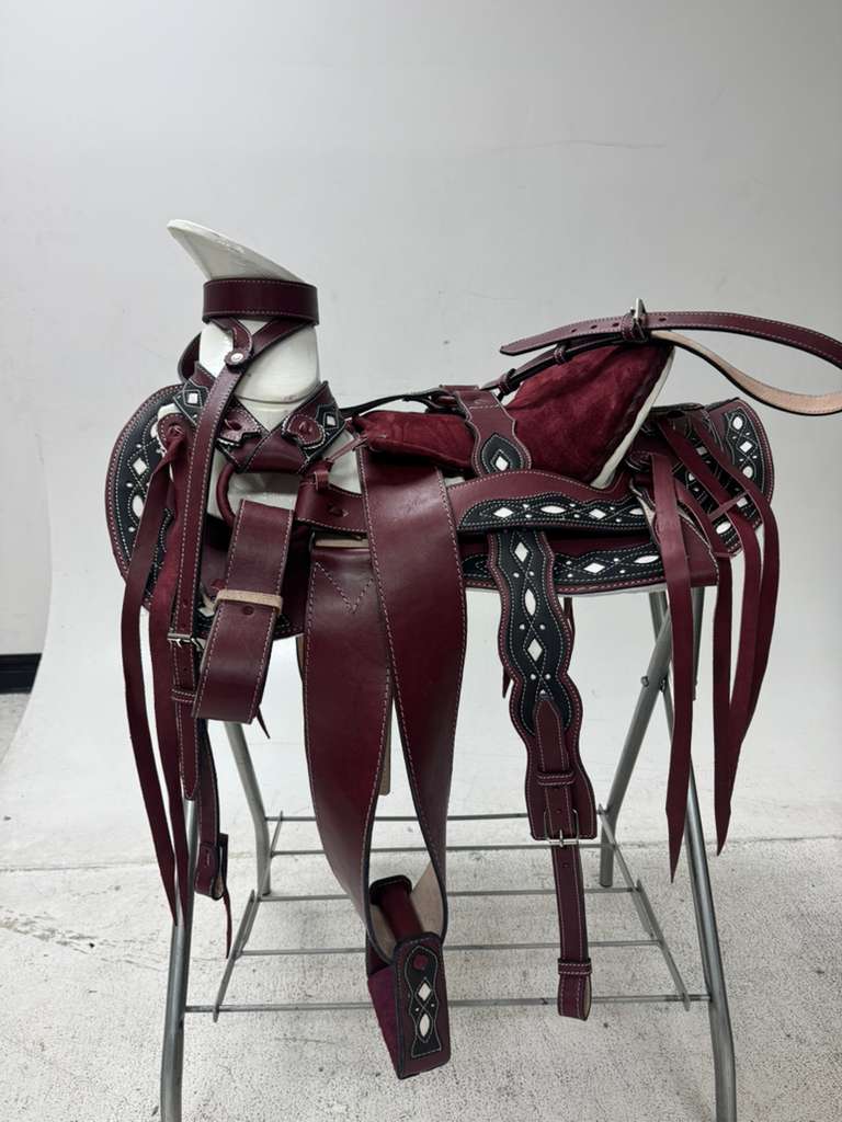 Charro Saddle 15.5” – Black & Wine Red Bordada “El Patrón” (Set Completo)