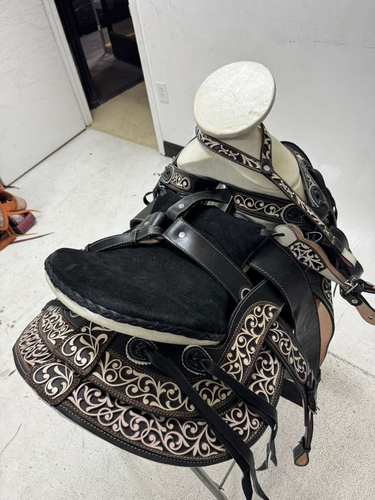 Charro Saddle 15.5” – Noir Cincelado Bordada – Set Completo