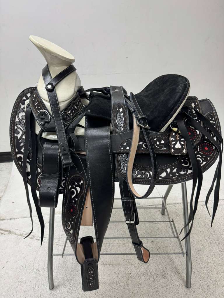 Charro Saddle 15.5” – Noir Cincelado Rojo Bordada – Set Completo