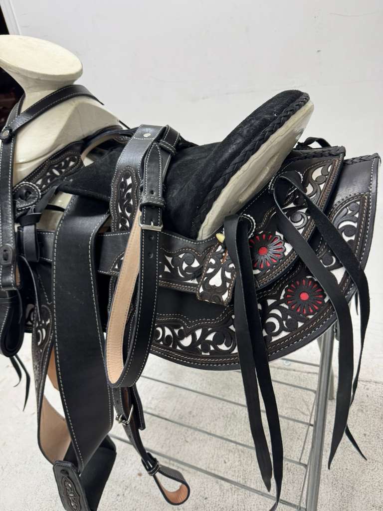 Charro Saddle 15.5” – Noir Cincelado Rojo Bordada – Set Completo
