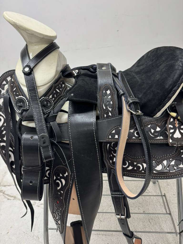 Charro Saddle 15.5” – Noir Cincelado Rojo Bordada – Set Completo