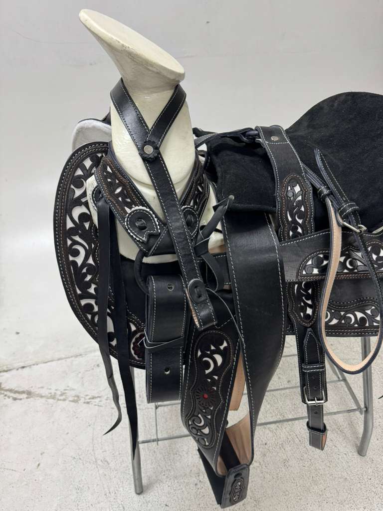 Charro Saddle 15.5” – Noir Cincelado Rojo Bordada – Set Completo