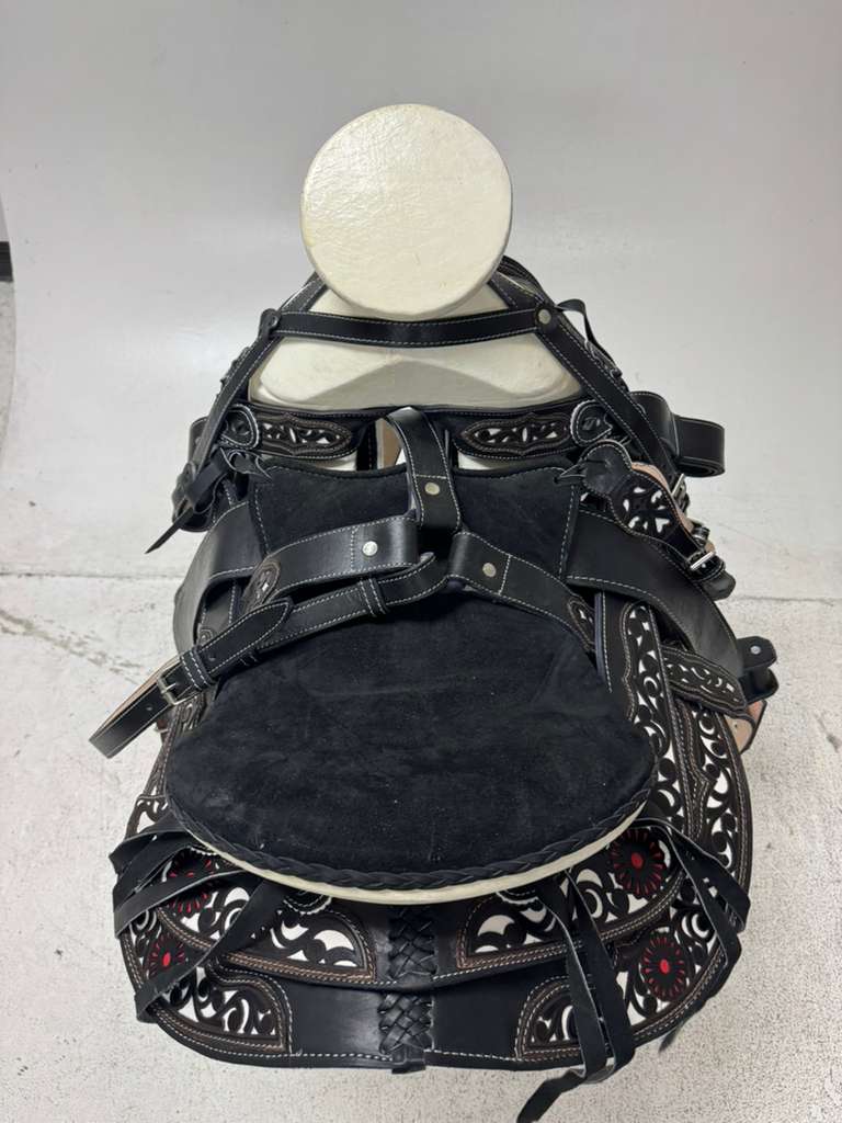 Charro Saddle 15.5” – Noir Cincelado Rojo Bordada – Set Completo