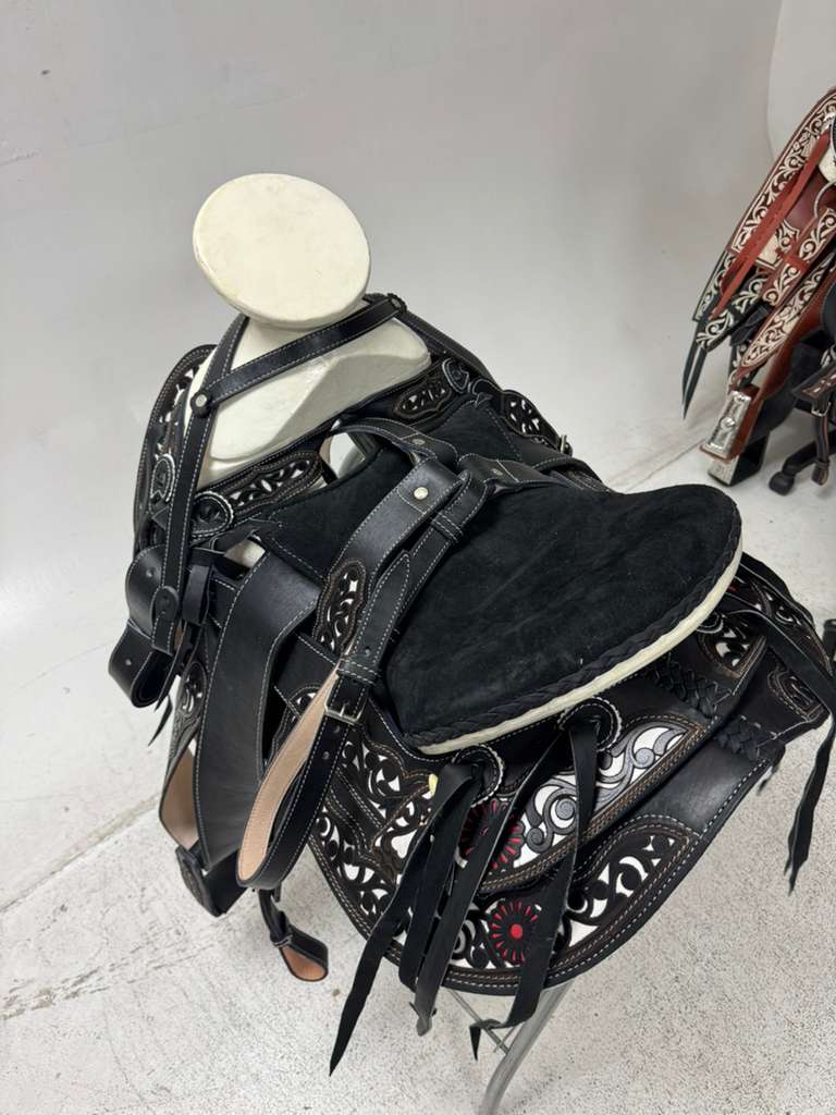 Charro Saddle 15.5” – Noir Cincelado Rojo Bordada – Set Completo