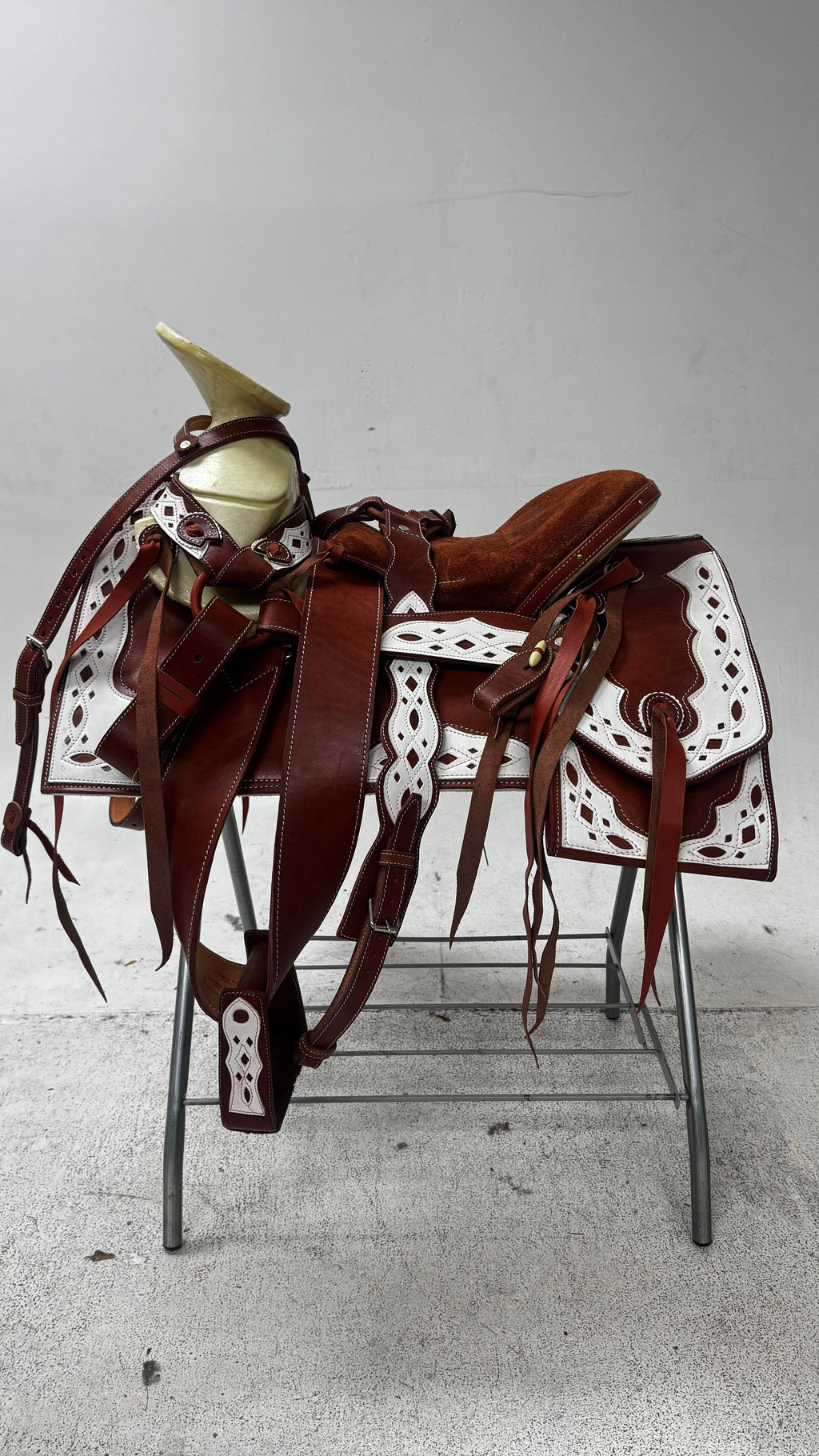 Charro Saddle – Chestnut Leather with White Cutout Detailing (15.5”) “El Encino”