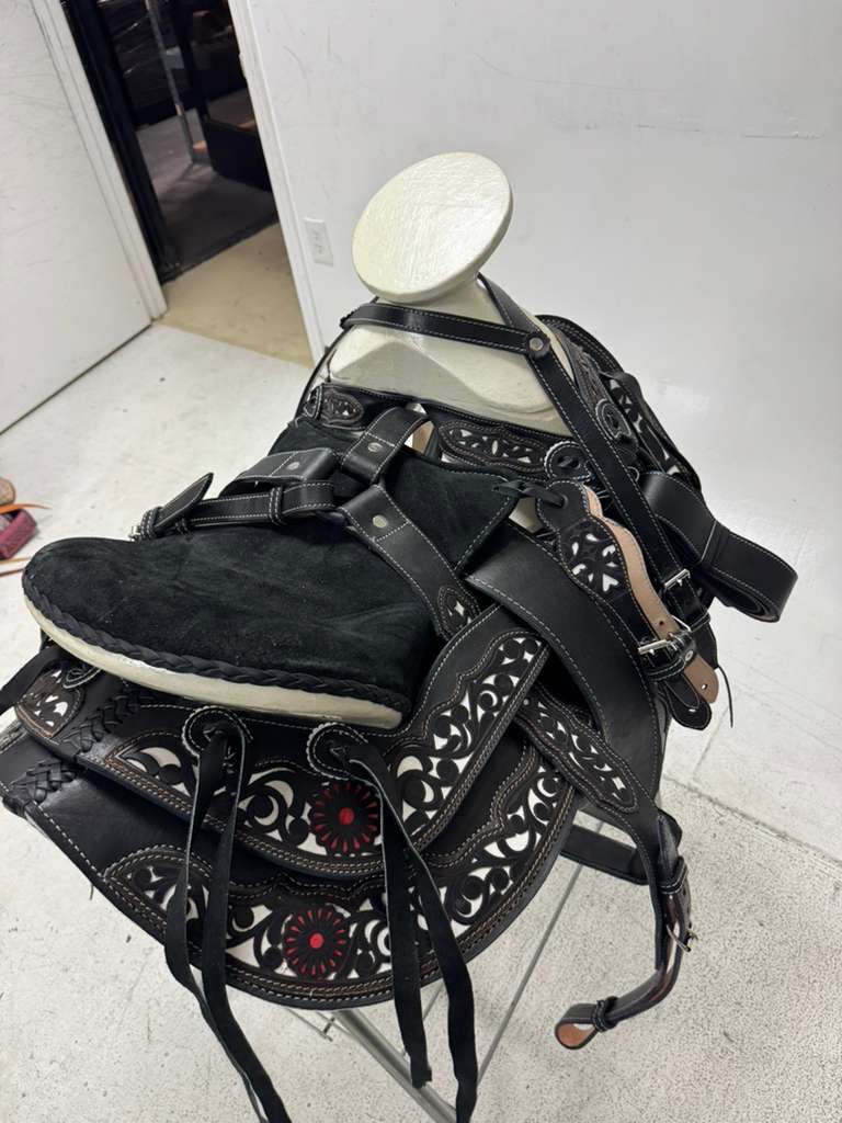 Charro Saddle 15.5” – Noir Cincelado Rojo Bordada – Set Completo