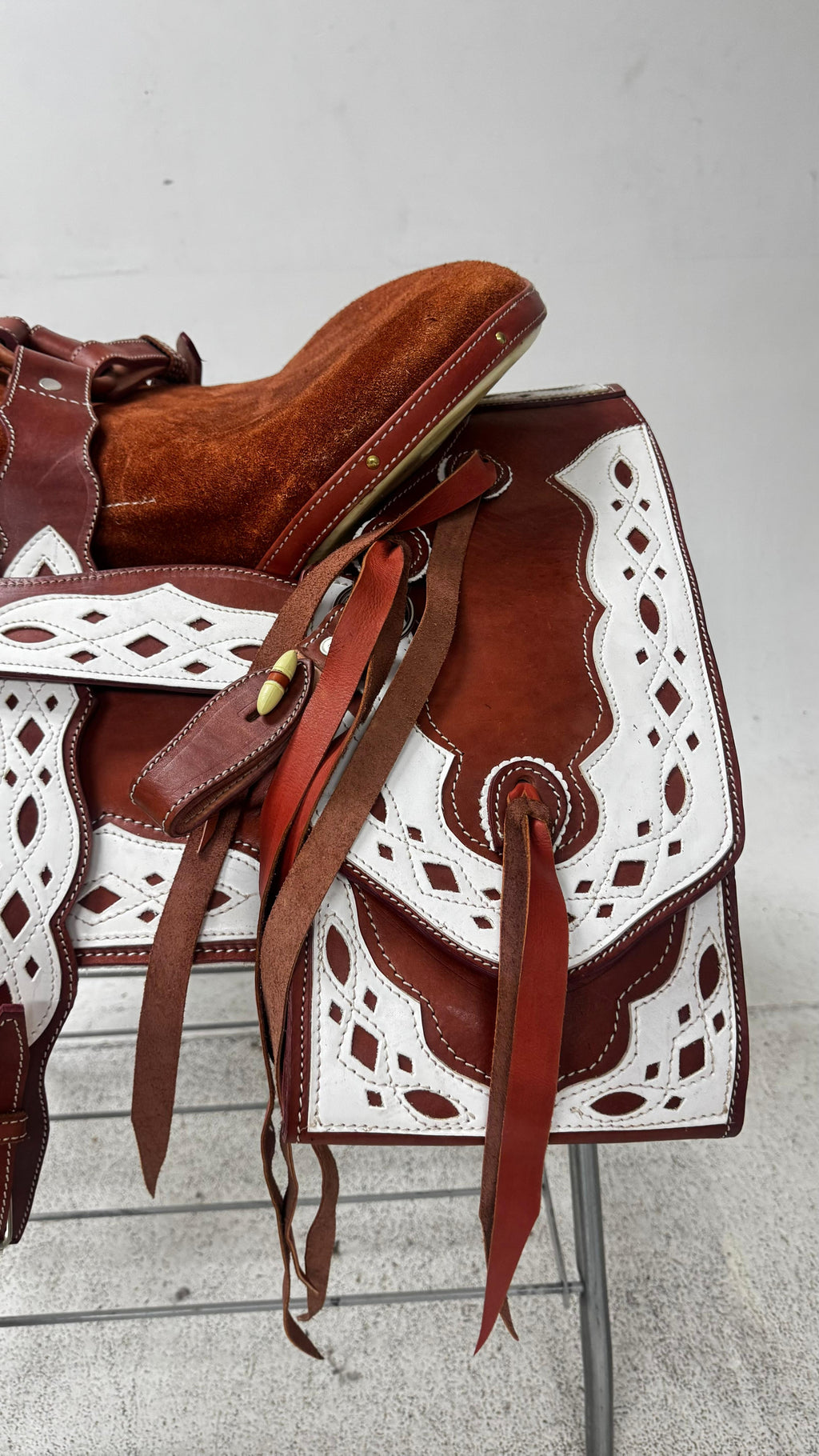 Charro Saddle – Chestnut Leather with White Cutout Detailing (15.5”) “El Encino”