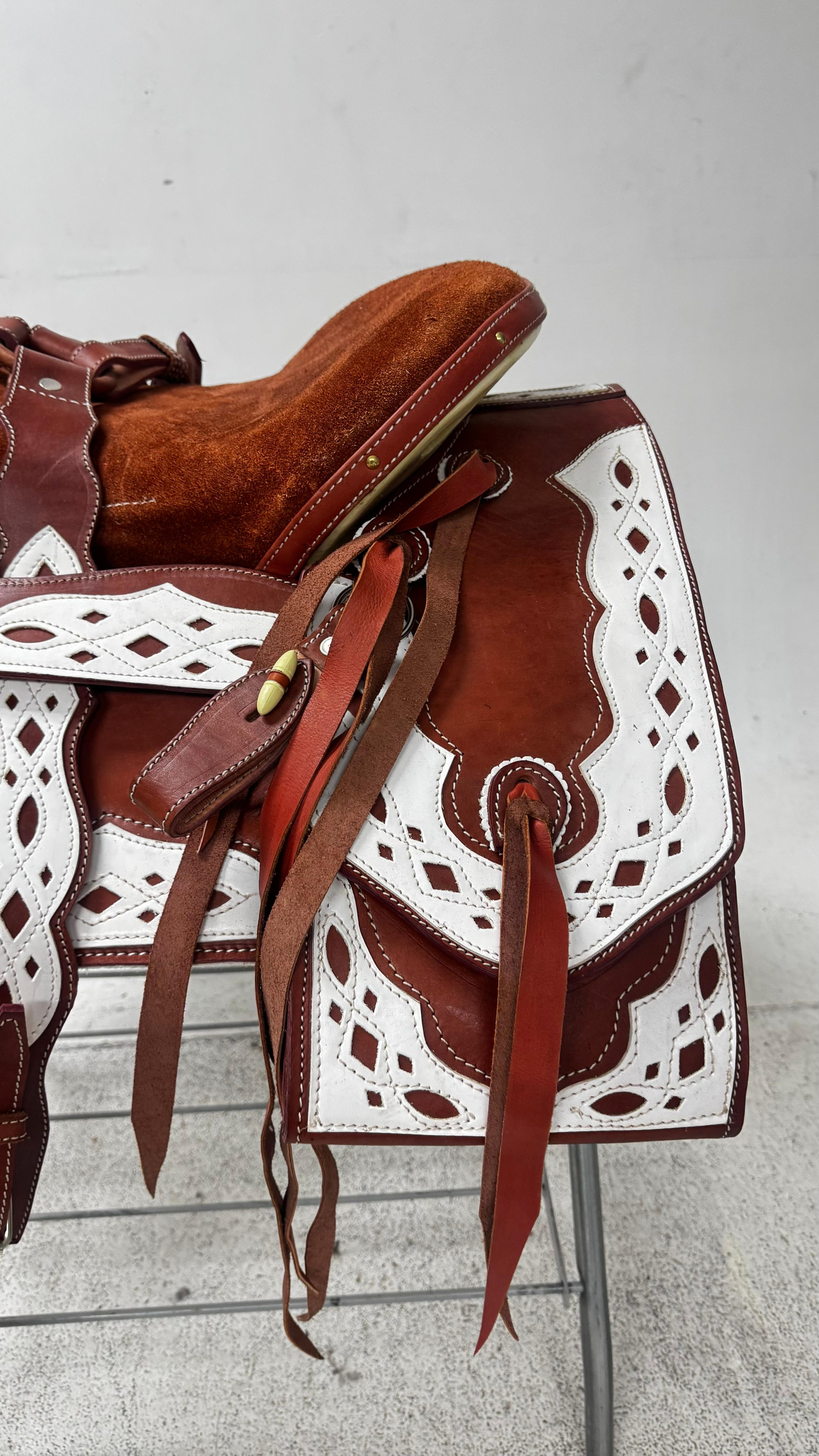 Charro Saddle – Chestnut Leather with White Cutout Detailing (15.5”) “El Encino”
