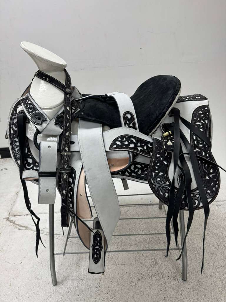 Charro Saddle 15.5” – Blanco Cincelado Negro – Set Completo