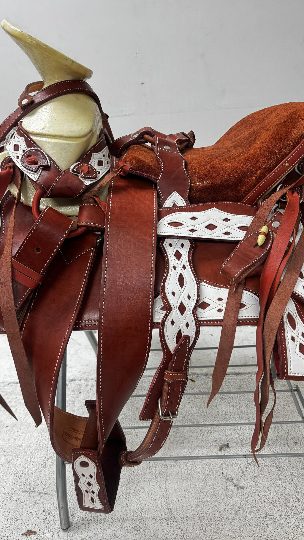 Charro Saddle – Chestnut Leather with White Cutout Detailing (15.5”) “El Encino”