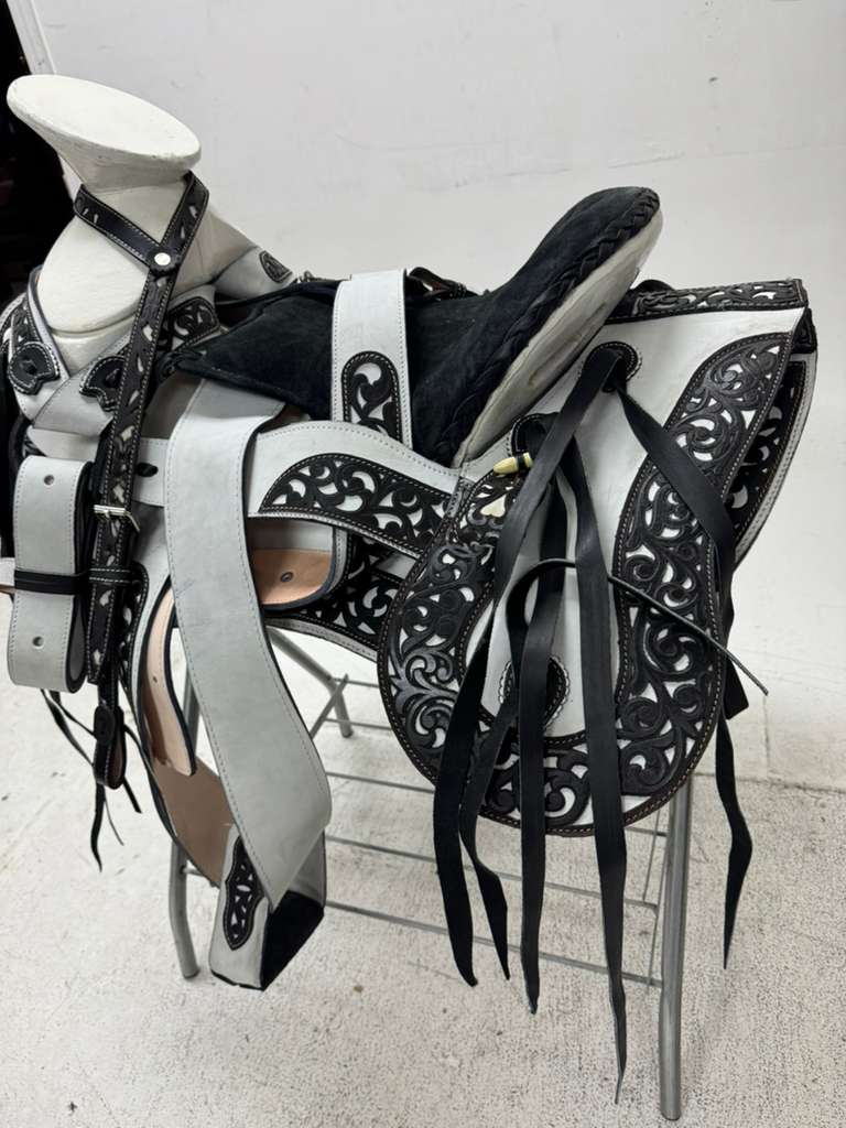 Charro Saddle 15.5” – Blanco Cincelado Negro – Set Completo