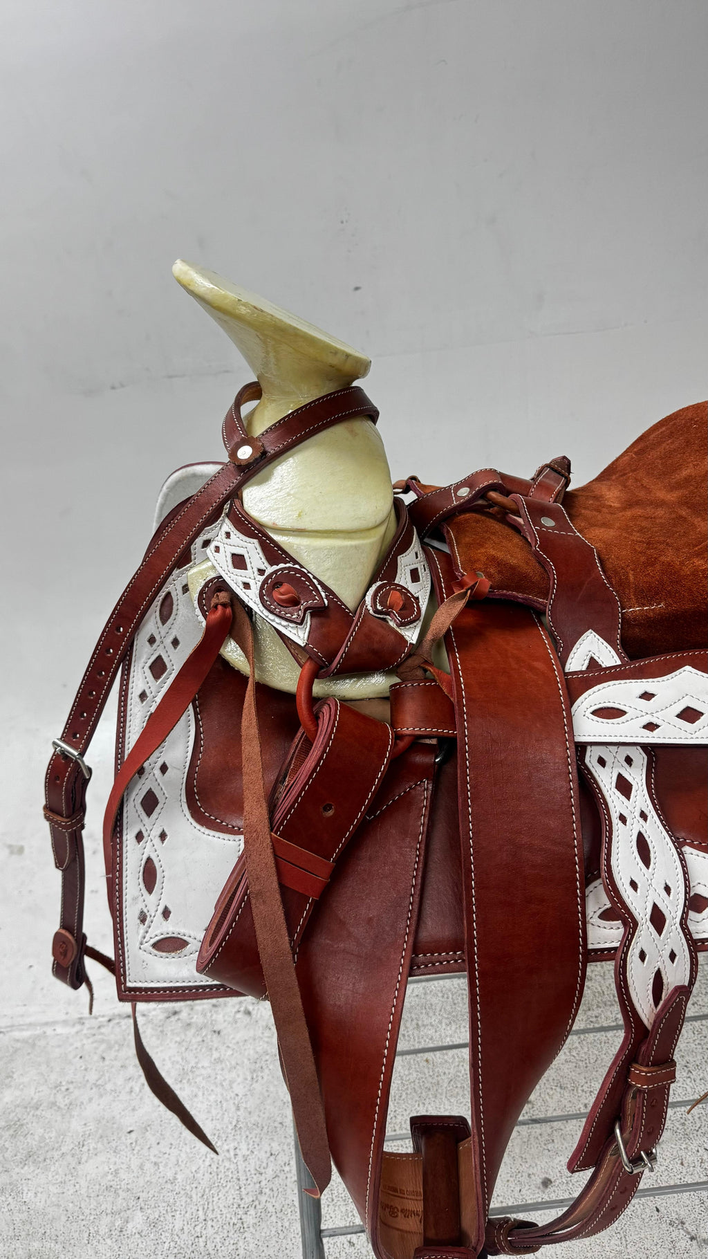 Charro Saddle – Chestnut Leather with White Cutout Detailing (15.5”) “El Encino”