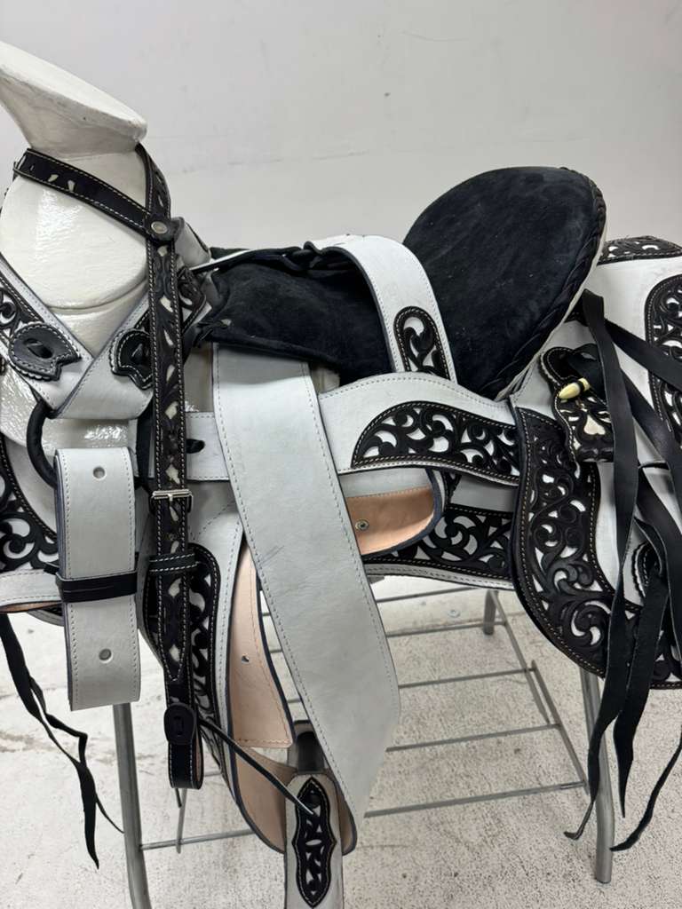 Charro Saddle 15.5” – Blanco Cincelado Negro – Set Completo