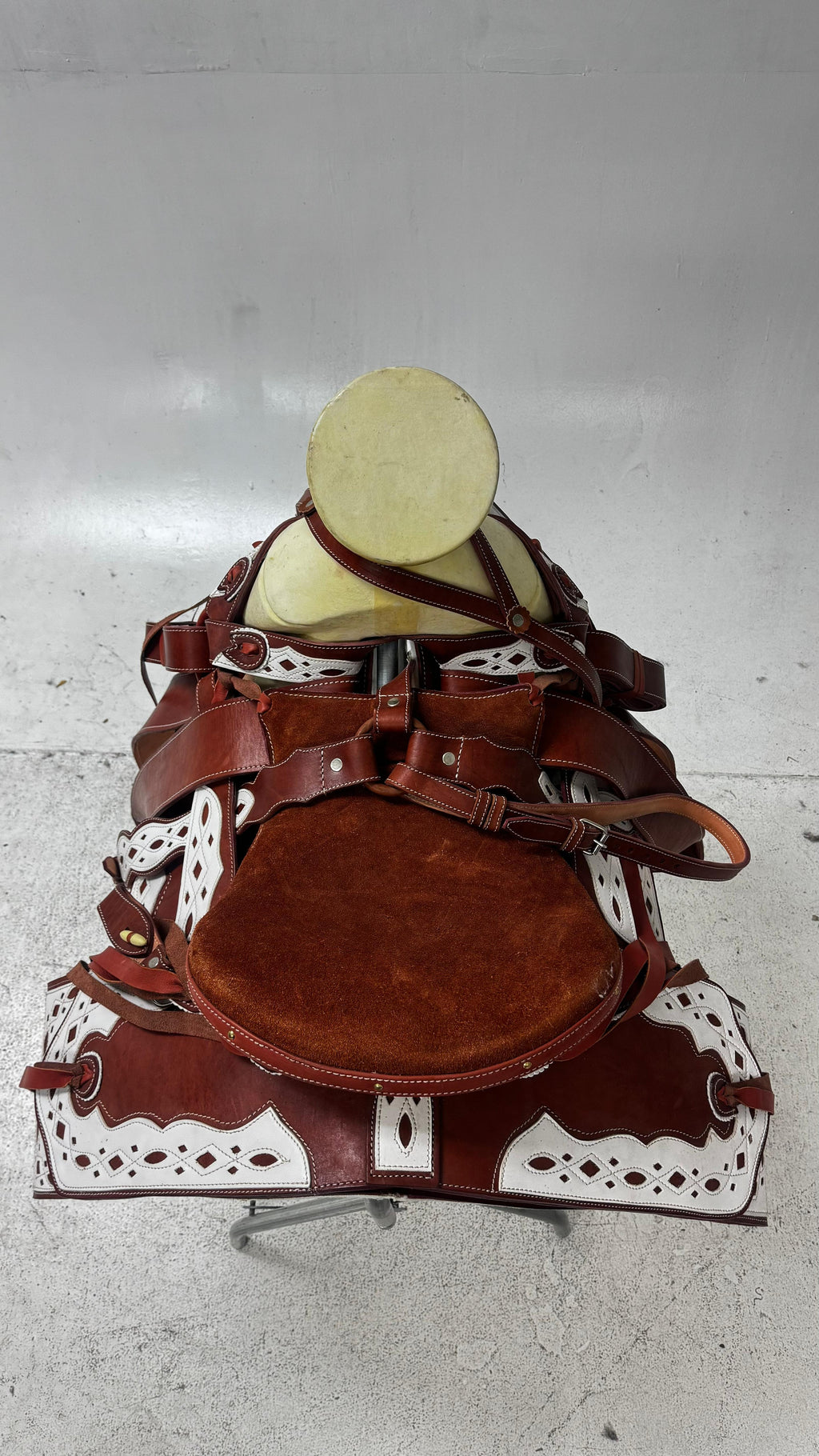Charro Saddle – Chestnut Leather with White Cutout Detailing (15.5”) “El Encino”
