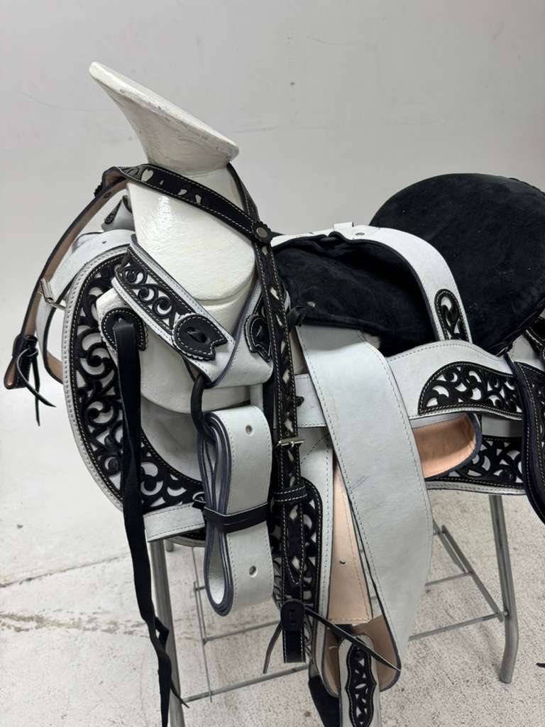 Charro Saddle 15.5” – Blanco Cincelado Negro – Set Completo