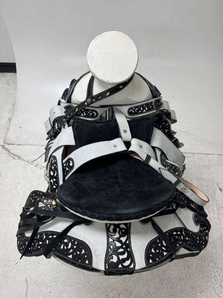 Charro Saddle 15.5” – Blanco Cincelado Negro – Set Completo