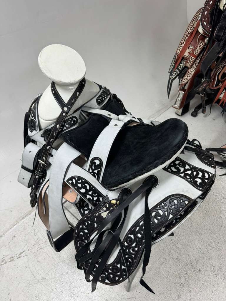 Charro Saddle 15.5” – Blanco Cincelado Negro – Set Completo