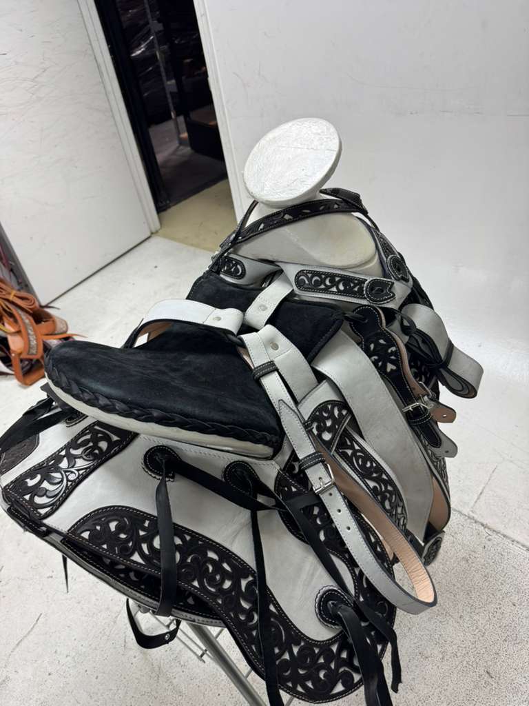 Charro Saddle 15.5” – Blanco Cincelado Negro – Set Completo
