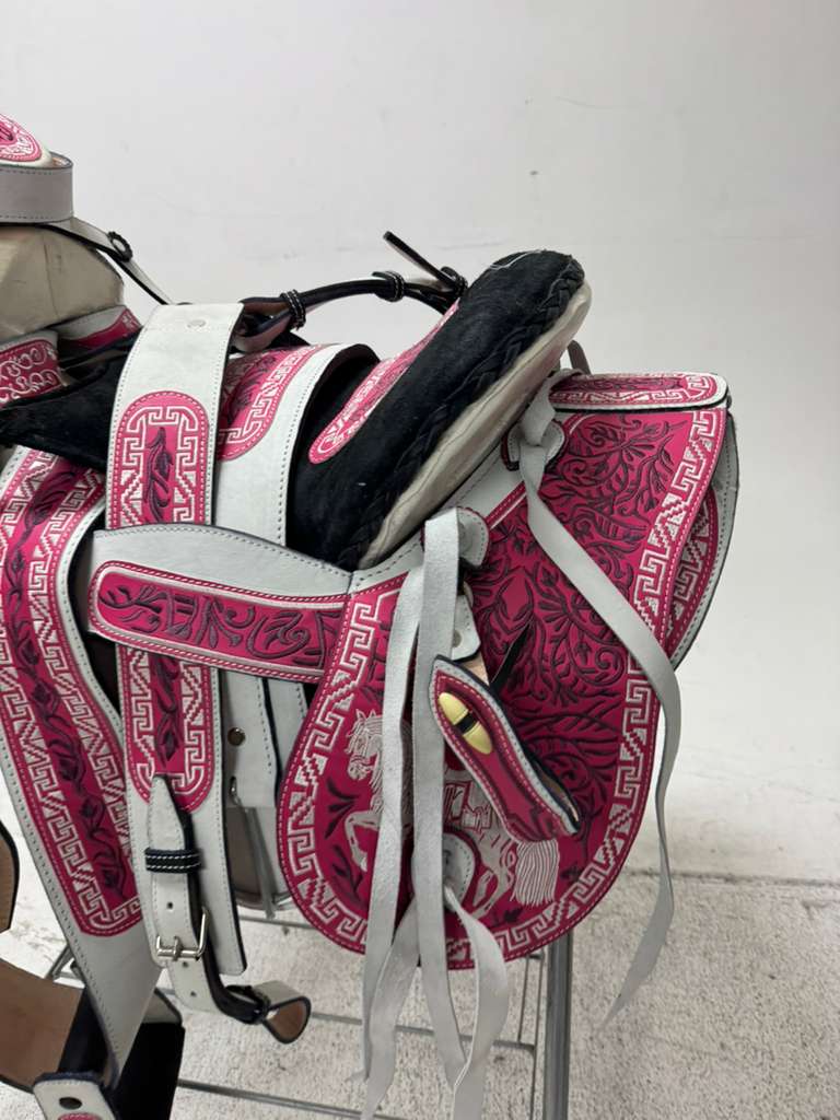 Charro Saddle 15.5” – Blanco Bordado Rosa – Set Completo