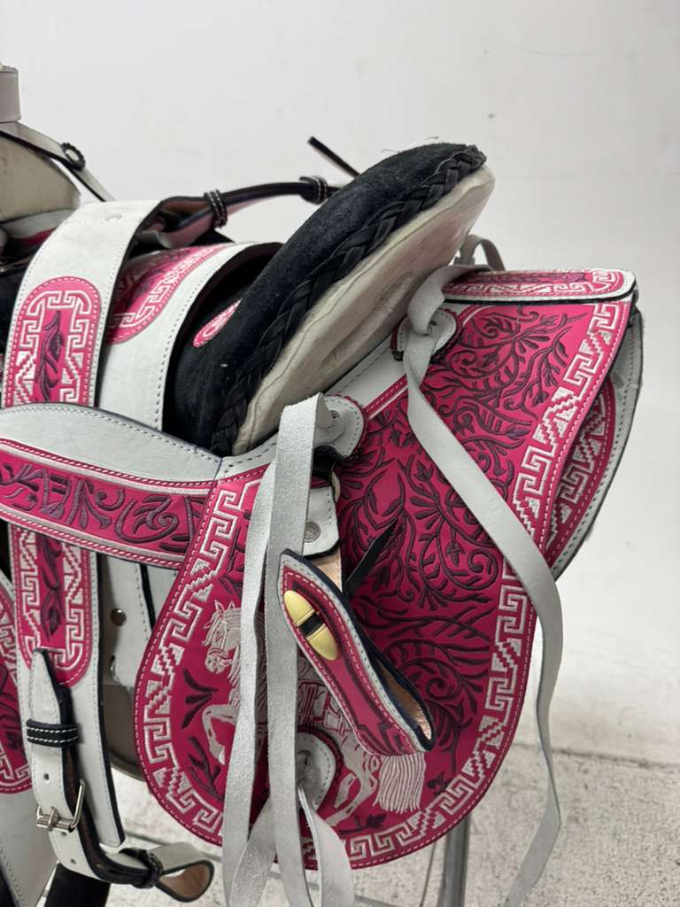 Charro Saddle 15.5” – Blanco Bordado Rosa – Set Completo