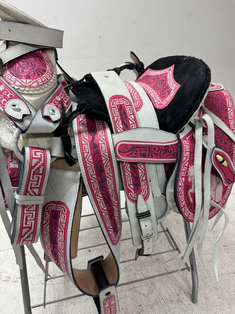 Charro Saddle 15.5” – Blanco Bordado Rosa – Set Completo
