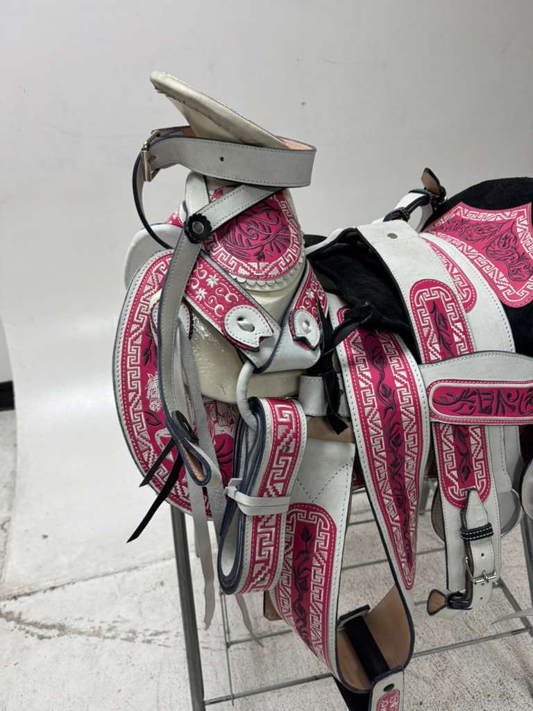 Charro Saddle 15.5” – Blanco Bordado Rosa – Set Completo
