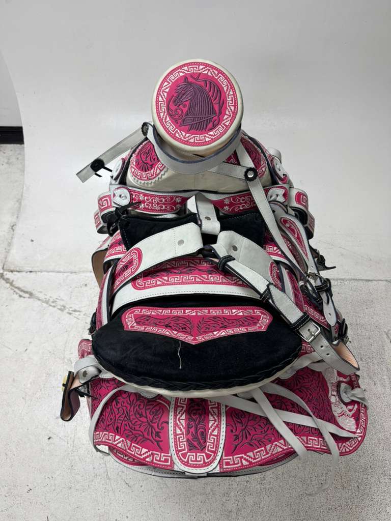 Charro Saddle 15.5” – Blanco Bordado Rosa – Set Completo