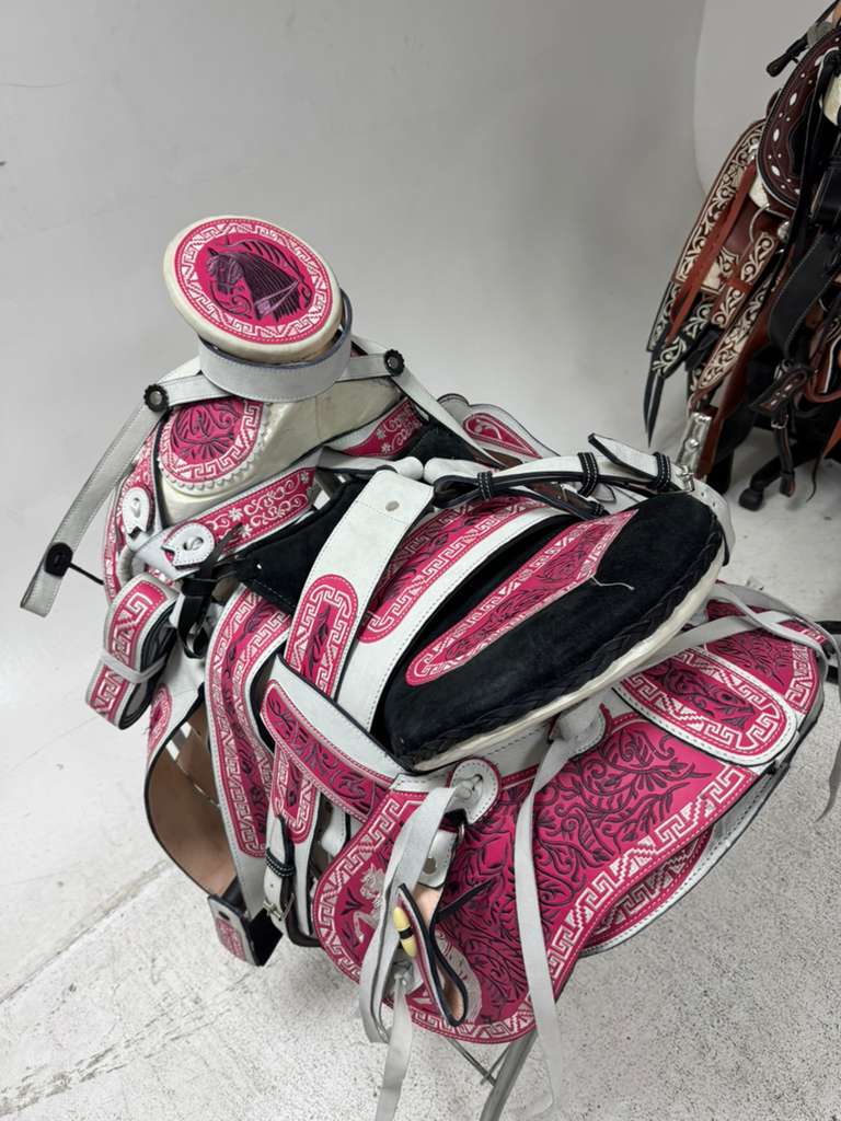 Charro Saddle 15.5” – Blanco Bordado Rosa – Set Completo