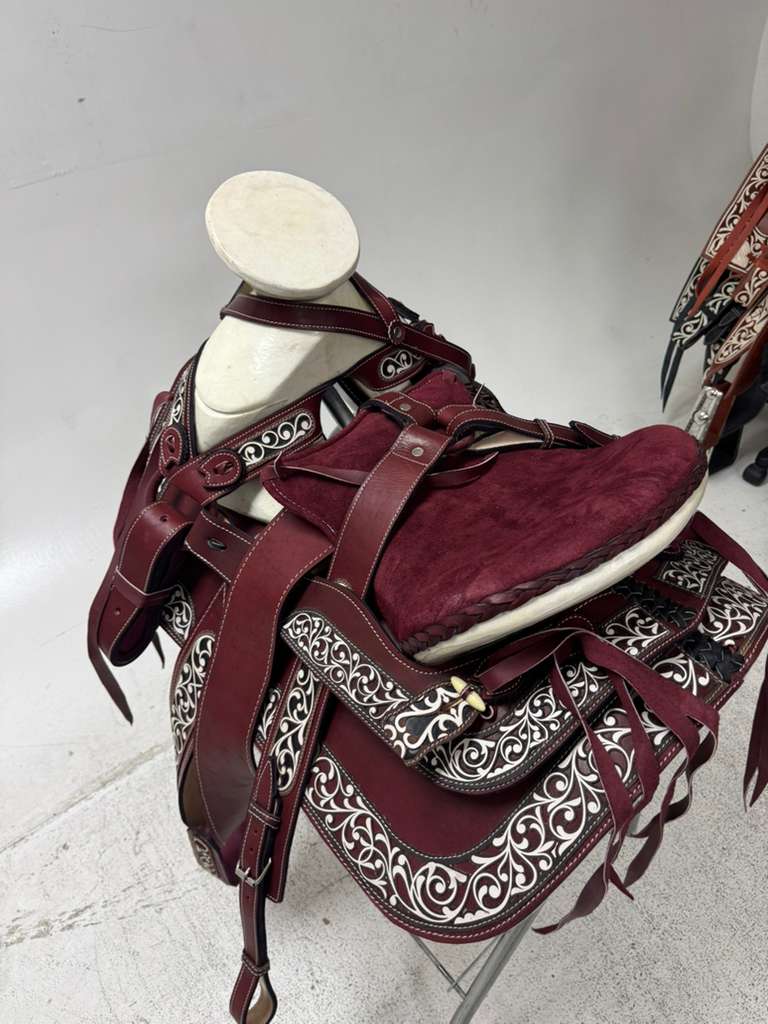 Charro Saddle 15.5” – Vino Cincelado Claro – Set Completo