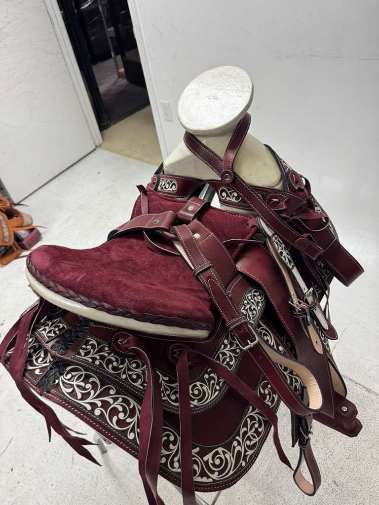 Charro Saddle 15.5” – Vino Cincelado Claro – Set Completo