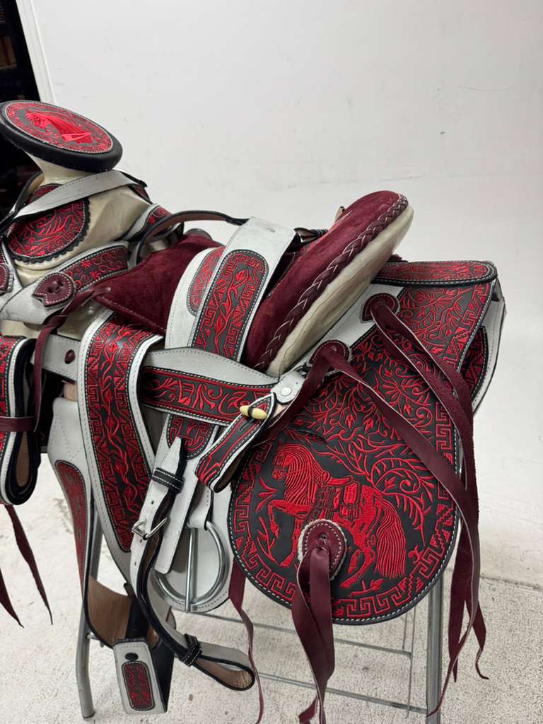 Charro Saddle 15.5” – Vino Bordado Rojo Negro – Set Completo