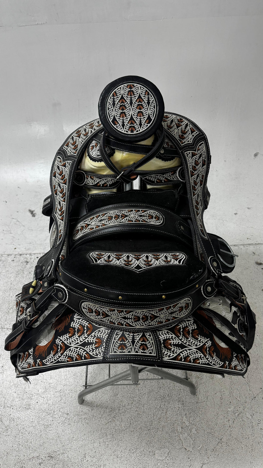 Charro Saddle – Black Leather with White & Copper Embroidery (15.5”) “El Centauro”