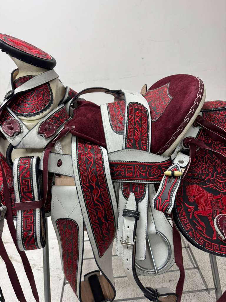 Charro Saddle 15.5” – Vino Bordado Rojo Negro – Set Completo