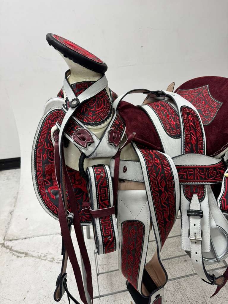 Charro Saddle 15.5” – Vino Bordado Rojo Negro – Set Completo