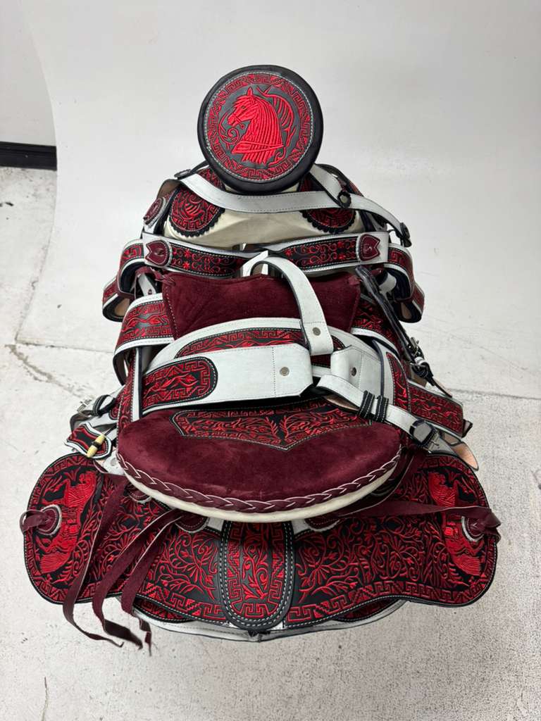 Charro Saddle 15.5” – Vino Bordado Rojo Negro – Set Completo