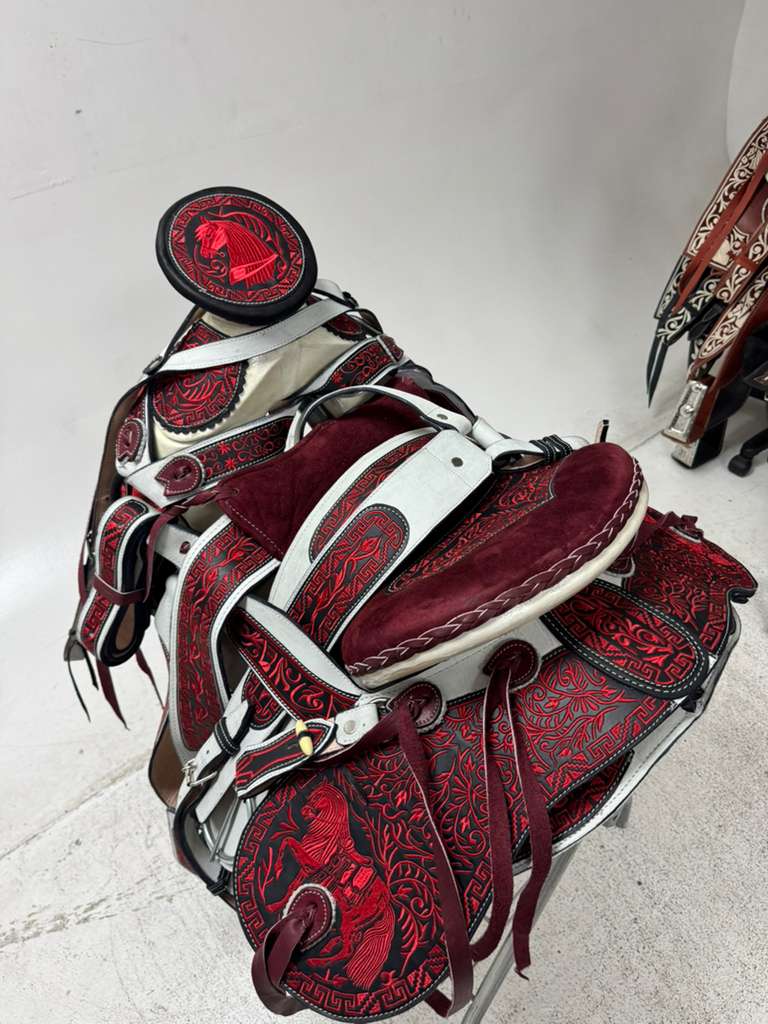 Charro Saddle 15.5” – Vino Bordado Rojo Negro – Set Completo