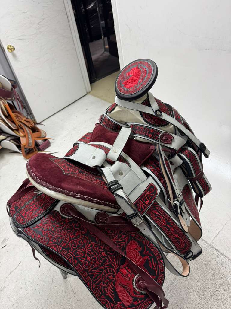 Charro Saddle 15.5” – Vino Bordado Rojo Negro – Set Completo