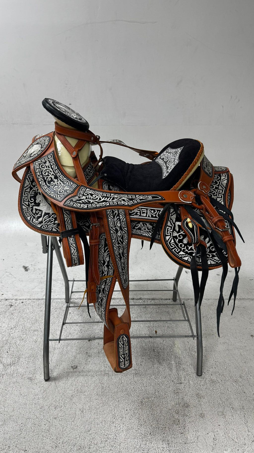 Charro Saddle – Two-Tone Leather with Black & White Embroidery (15.5”) “El Centauro”