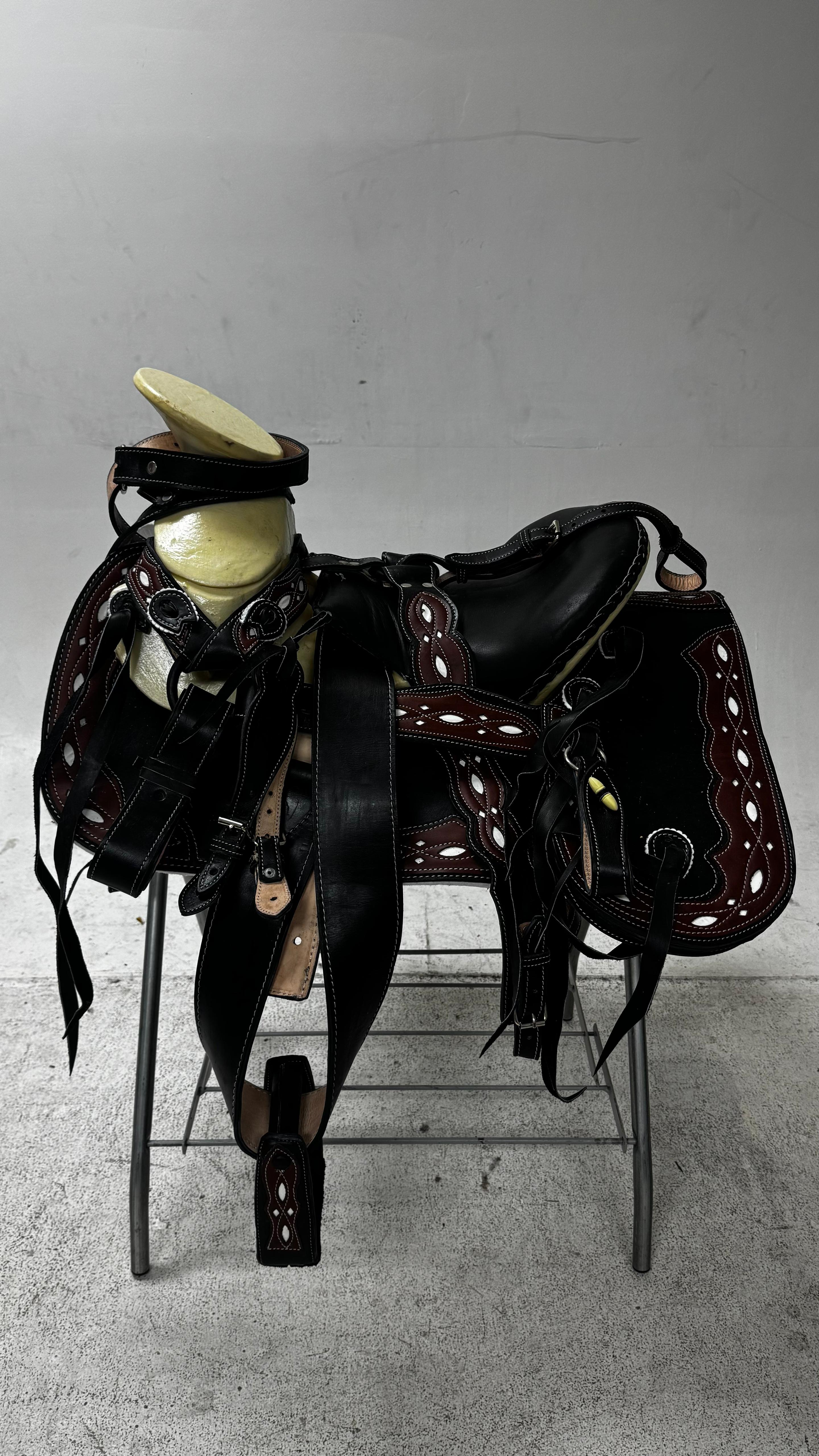 Charro Saddle – Black & Burgundy “El Vaquero” Edition (15.5”)