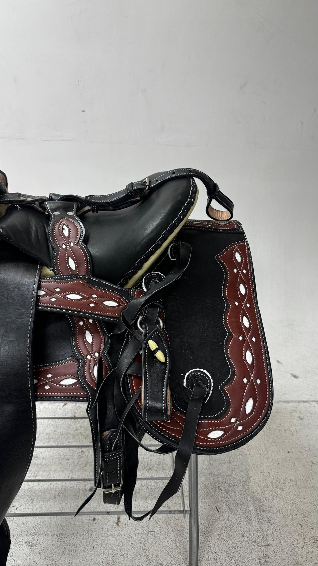 Charro Saddle – Black & Burgundy “El Vaquero” Edition (15.5”)