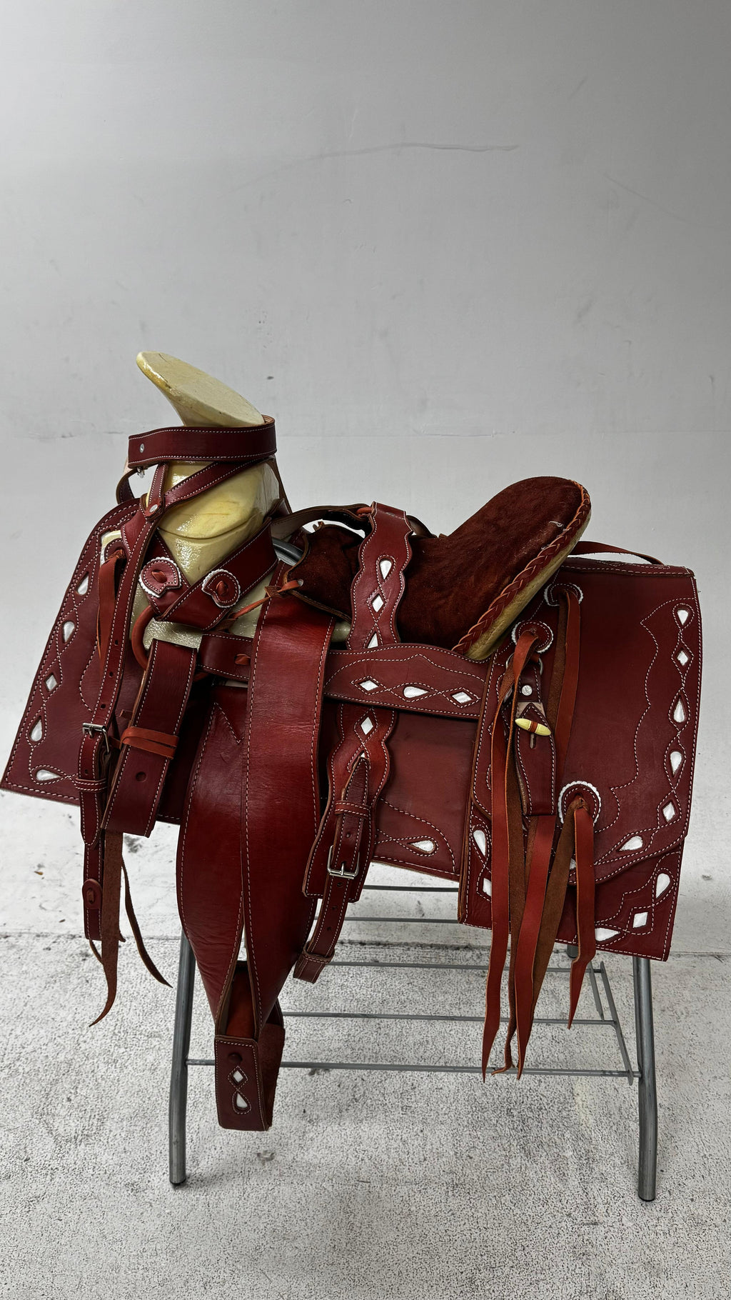 Charro Saddle – Cherry Red Leather with White Inlays (15.5”) “El Rojo Fino”