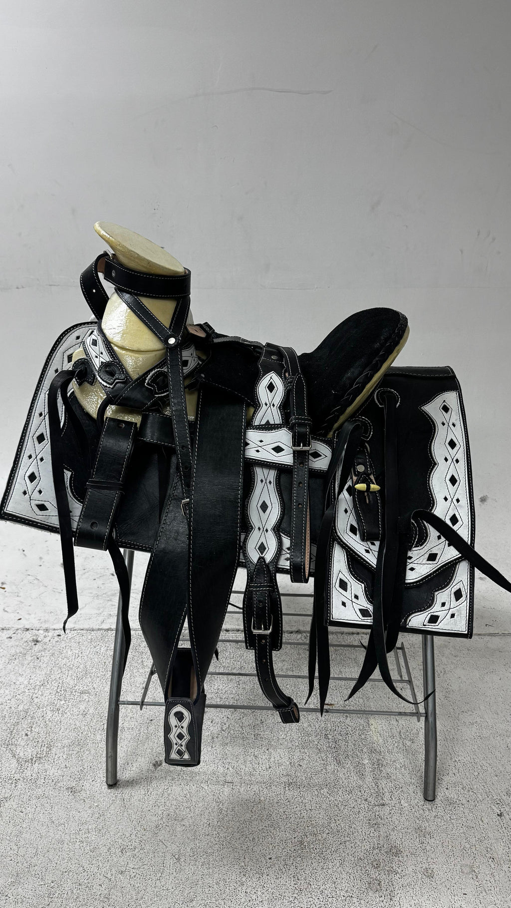 Charro Saddle – Black Leather with White Inlays (15.5”) “La Sombra”