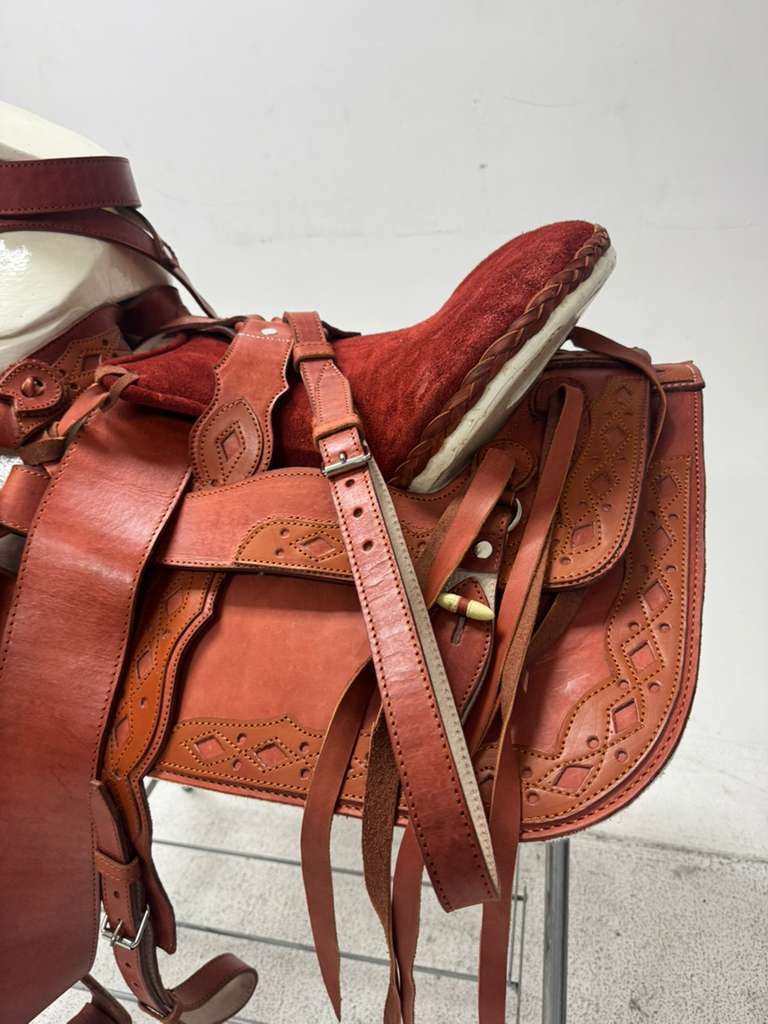 Charro Saddle 15.5” – Natural Tan Bordada “El Caporal” (Set Completo)