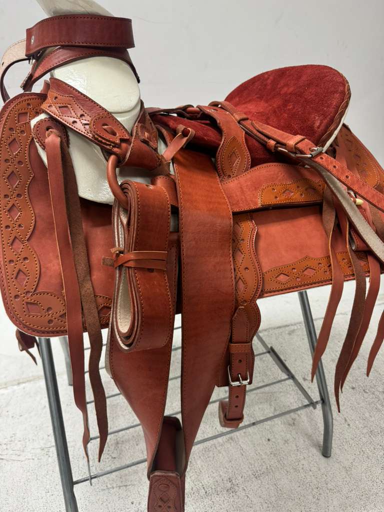 Charro Saddle 15.5” – Natural Tan Bordada “El Caporal” (Set Completo)